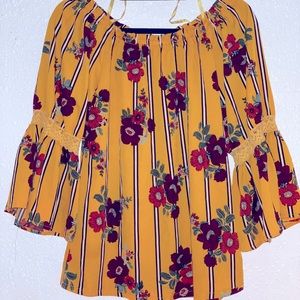Floral top w option to have off shoulder